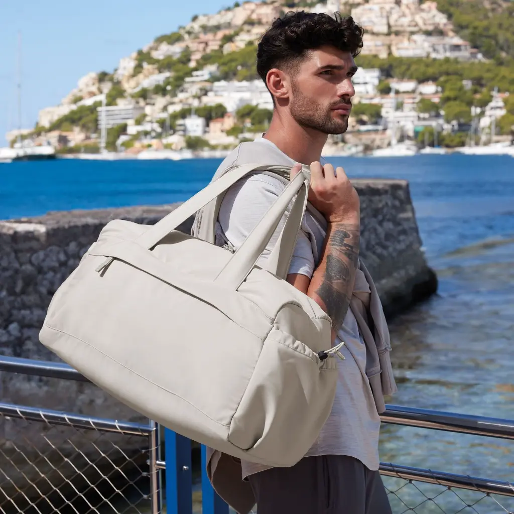 studio-holdall-natural-stone-lifestyle-qs300.webp