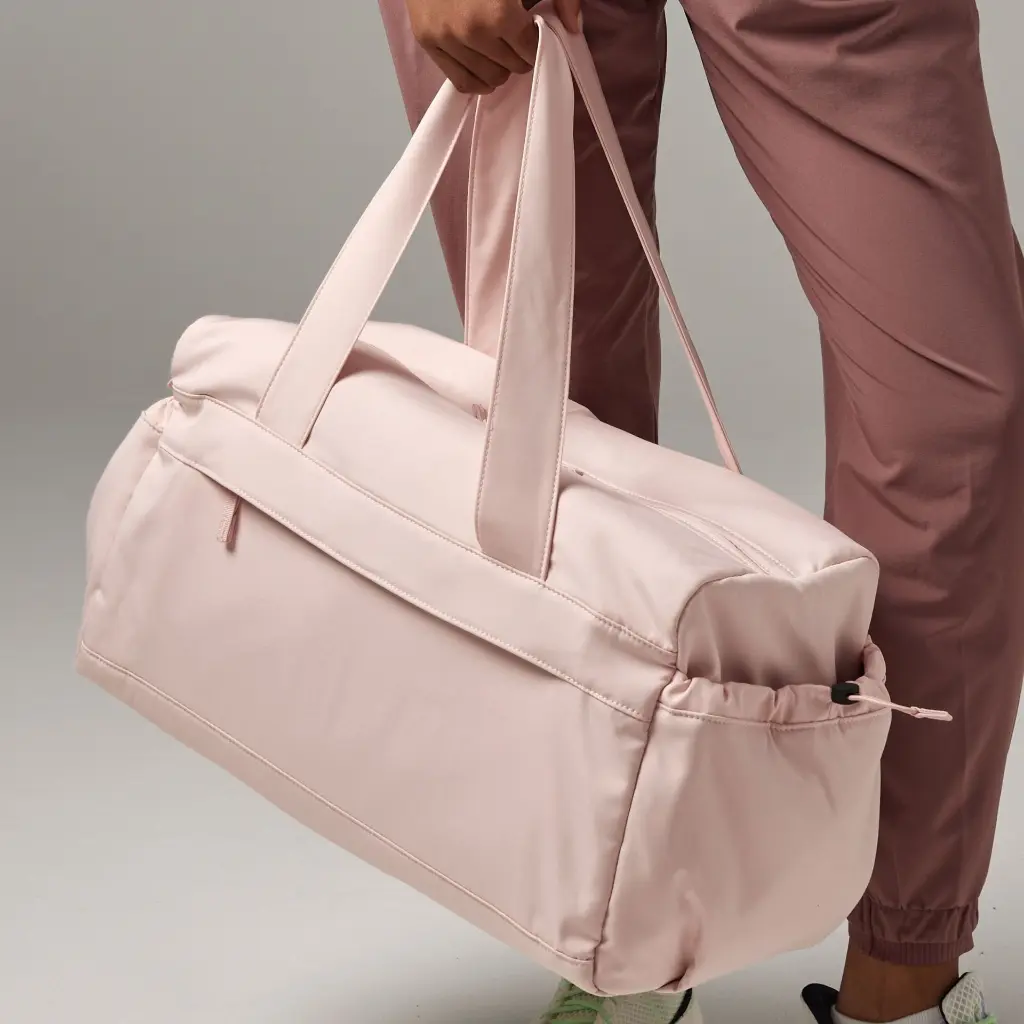 studio-holdall-fresh-pink-lifestyle-qs300.webp