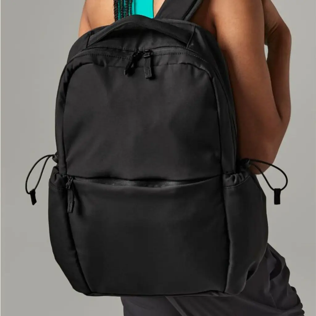 studio-backpack-black-lifestyle-qs306.webp